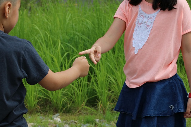 じゃんけんをしている子供